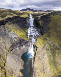 Luftaufnahme des Ofaerufoss-Wasserfalls, Island. - AAEF17031