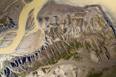 Luftaufnahme einer ins Meer mündenden Flussmündung, Sermersooq, Grönland. - AAEF17052