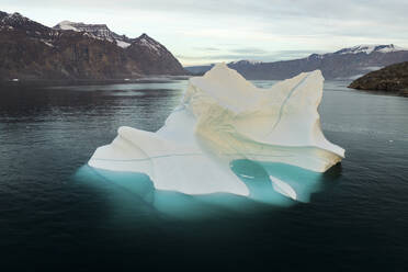 Luftaufnahme eines großen Eisbergs entlang der Küste, Sermersooq, Grönland. - AAEF17054