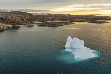 Luftaufnahme eines großen Eisbergs entlang der Küste, Sermersooq, Grönland. - AAEF17055