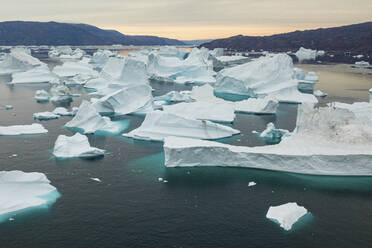 Luftaufnahme von Eisformationen und Eisbergen entlang der Küste, Sermersooq, Grönland. - AAEF17056