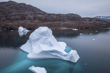 Luftaufnahme eines großen Eisbergs entlang der Küste, Sermersooq, Grönland. - AAEF17059