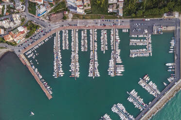 Luftaufnahme des Hafens von Agropoli mit Segelbooten bei Sonnenuntergang, Kampanien, Salerno, Italien. - AAEF17081