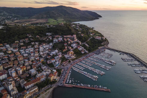 Luftaufnahme des Hafens von Agropoli mit Segelbooten bei Sonnenuntergang, Kampanien, Salerno, Italien. - AAEF17084