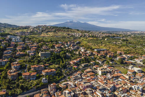 Luftaufnahme von Aci Trezza mit dem Vulkan Ätna im Hintergrund, Sizilien, Italien. - AAEF17090