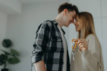 Ein fröhliches junges Paar in seiner neuen Wohnung, das den Umzug plant. - HPIF00946