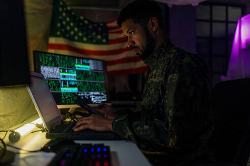 Ein amerikanischer Hacker in militärischer Uniform im Dark Web, Cyberwar-Konzept. - HPIF00966