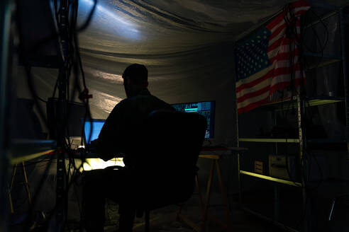 Ein amerikanischer Hacker in militärischer Uniform im Dark Web, Cyberwar-Konzept. - HPIF00967