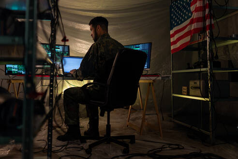 Ein amerikanischer Hacker in militärischer Uniform im Dark Web, Cyberwar-Konzept. - HPIF00969