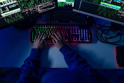 Nahaufnahme einer Frau Hacker Hände an der Tastatur Computer in den dunklen Raum in der Nacht, Cyberwar Konzept. hohen Winkel Ansicht. - HPIF00980
