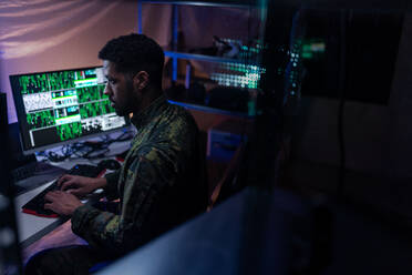Ein Hacker in militärischer Uniform im Dark Web, Cyberwar-Konzept. - HPIF00986