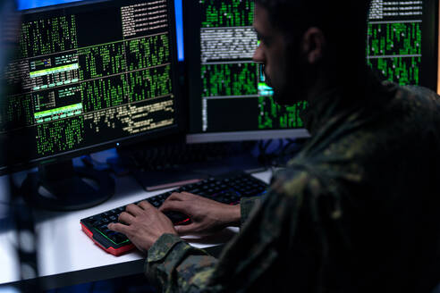 Ein Hacker in militärischer Uniform im Dark Web, Cyberwar-Konzept. - HPIF00990