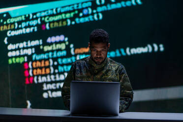 Ein Hacker in militärischer Uniform im Dark Web, Cyberwar-Konzept. - HPIF00997