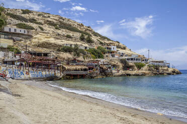 Griechenland, Kreta, Matala, Blick auf ein kleines Küstendorf im Sommer - MAMF02328