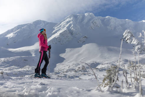 Ein Skitourenpärchen gibt sich auf dem Gipfel eines Berges in der Niederen Tatra in der Slowakei die Hand. - HPIF01232