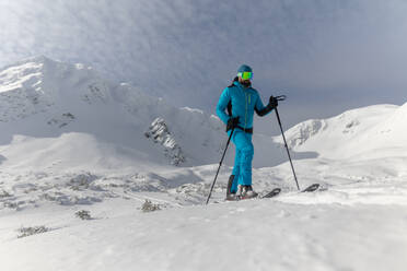 Ein Skitourenpaar beim Aufstieg auf einen Berg in der Niederen Tatra in der Slowakei. - HPIF01234