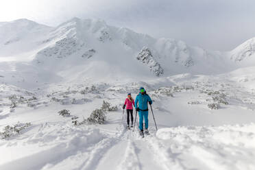 Eine Skitourengeherin auf dem Weg zum Gipfel eines verschneiten Berges in der Niederen Tatra in der Slowakei. - HPIF01236