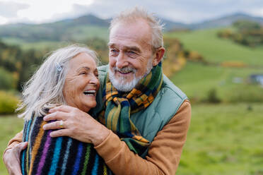 Porträt eines glücklichen älteren Paares beim Spaziergang in der herbstlichen Natur. - HPIF01347