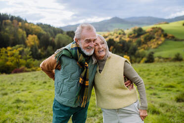 Glückliches älteres Paar beim Spaziergang in der herbstlichen Natur. - HPIF01353