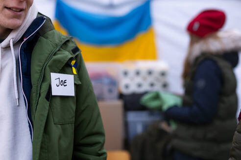 Die Freiwilligen verteilen Lebensmittel und Getränke an Flüchtlinge an der ukrainischen Grenze, Konzept der humanitären Hilfe. - HPIF01373