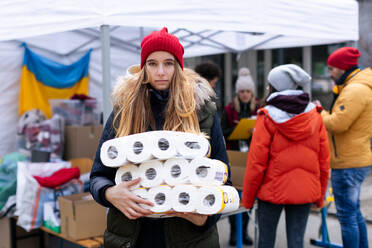Die Freiwilligen verteilen Spenden an die Flüchtlinge an der ukrainischen Grenze, russisch-ukrainisches Kriegskonzept. - HPIF01374