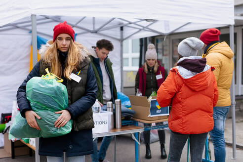 Die Freiwilligen verteilen Spenden an die Flüchtlinge an der ukrainischen Grenze, russisch-ukrainisches Kriegskonzept. - HPIF01375