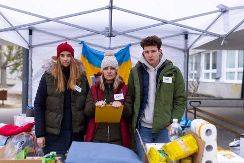 Das Team von Freiwilligen verteilt Lebensmittel, Getränke und andere Spenden an Flüchtlinge an der ukrainischen Grenze. - HPIF01376