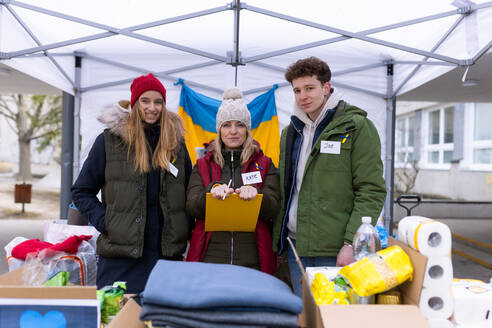 Das Team von Freiwilligen verteilt Lebensmittel, Getränke und andere Spenden an Flüchtlinge an der ukrainischen Grenze. - HPIF01377
