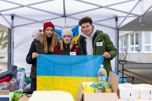 Das Team von Freiwilligen verteilt Lebensmittel, Getränke und andere Spenden an Flüchtlinge an der ukrainischen Grenze. - HPIF01378
