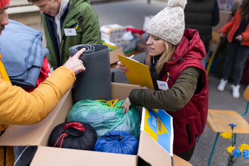 Die Freiwilligen verteilen Decken und andere Spenden an Flüchtlinge an der ukrainischen Grenze. - HPIF01383