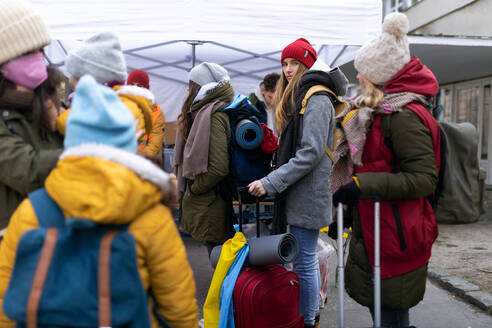 Die ukrainischen Einwanderer, die die Grenze überqueren und Spenden von Freiwilligen erhalten, ukrainisches Kriegskonzept. - HPIF01386