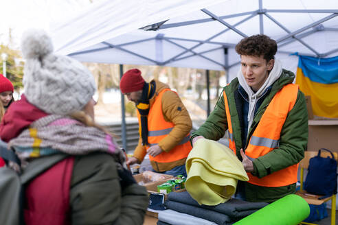 Die Freiwilligen verteilen Decken und andere Spenden an Flüchtlinge an der ukrainischen Grenze. - HPIF01393