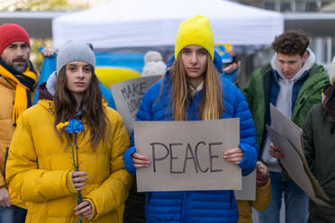 Protest gegen die russische Invasion in der Ukraine: Menschen, die mit Bannern und Gesängen gegen den Krieg auf die Straße gehen. - HPIF01400