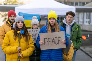 Protest gegen die russische Invasion in der Ukraine: Menschen, die mit Bannern und Gesängen gegen den Krieg auf die Straße gehen. - HPIF01401