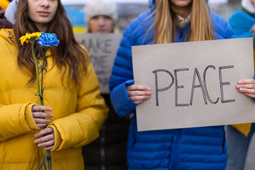 Protest gegen die russische Invasion in der Ukraine: Menschen, die mit Bannern und Gesängen gegen den Krieg auf die Straße gehen. - HPIF01402