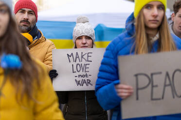 Protest gegen die russische Invasion in der Ukraine: Menschen, die mit Bannern und Gesängen gegen den Krieg auf die Straße gehen. - HPIF01404