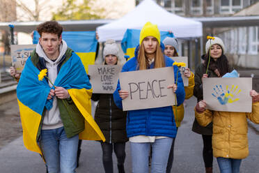 Protest gegen die russische Invasion in der Ukraine: Menschen, die mit Bannern und Gesängen gegen den Krieg auf die Straße gehen. - HPIF01407