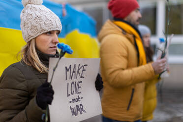 Protest gegen die russische Invasion in der Ukraine: Menschen, die mit Bannern und Gesängen gegen den Krieg auf die Straße gehen. - HPIF01408