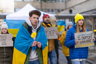 Protest gegen die russische Invasion in der Ukraine: Menschen, die mit Bannern und Gesängen gegen den Krieg auf die Straße gehen. - HPIF01410