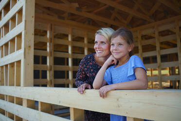 Mutter und Tochter vor Ort in einem neuen ökologischen Holzhaus. - HPIF01584