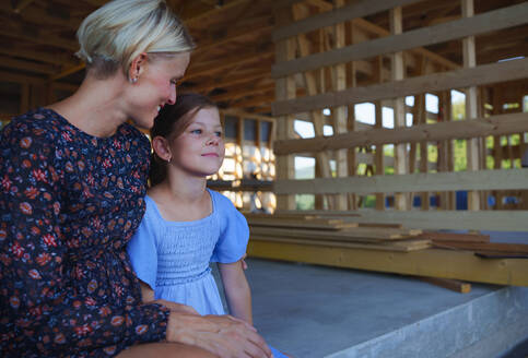 Mutter und Tochter auf der Baustelle in einem neuen ökologischen Holzhaus. - HPIF01587