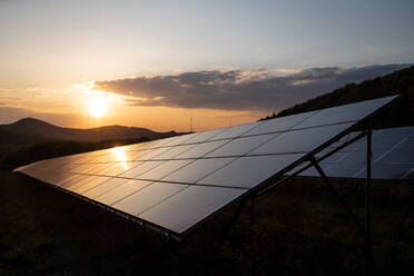 Ein Solarmodul vor dem Hintergrund des Sonnenuntergangs: Photovoltaik, eine alternative Stromquelle. - HPIF01678
