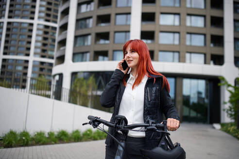 Porträt einer Geschäftsfrau, die mit dem Fahrrad zur Arbeit fährt, Konzept des nachhaltigen Lebensstils. - HPIF01739