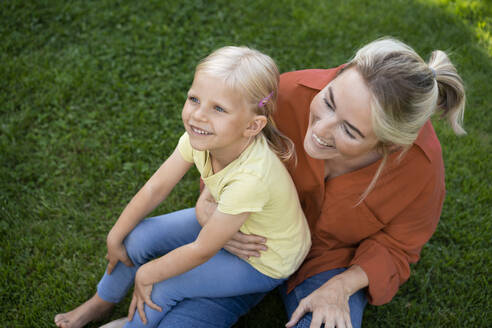 Lächelnde Mutter mit Tochter im Gras sitzend - JOSEF15012
