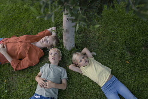 Lächelnde Frau mit Kindern im Gras liegend - JOSEF15138