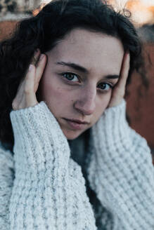 Ein Porträt einer unglücklichen jungen Frau in einer depressiven Lebensphase. - HPIF02296