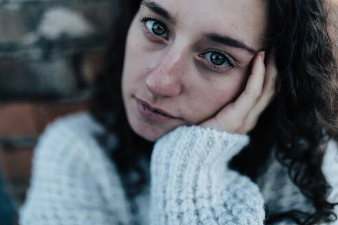 Ein Porträt einer unglücklichen jungen Frau in einer depressiven Lebensphase. - HPIF02299