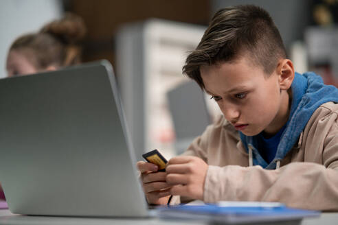 Ein Schüler benutzt einen Computer im Klassenzimmer - HPIF02326