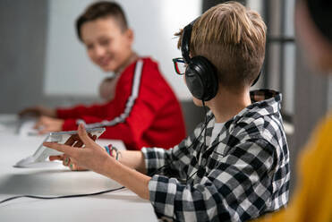Ein Schüler benutzt einen Computer im Klassenzimmer - HPIF02370