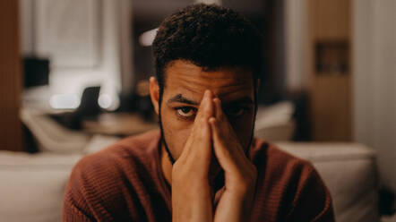 Ein Porträt eines traurigen jungen afroamerikanischen Mannes. - HPIF02395